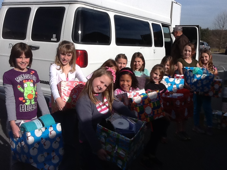 Hazelwood Students help Mountain Projects Christmas Drive